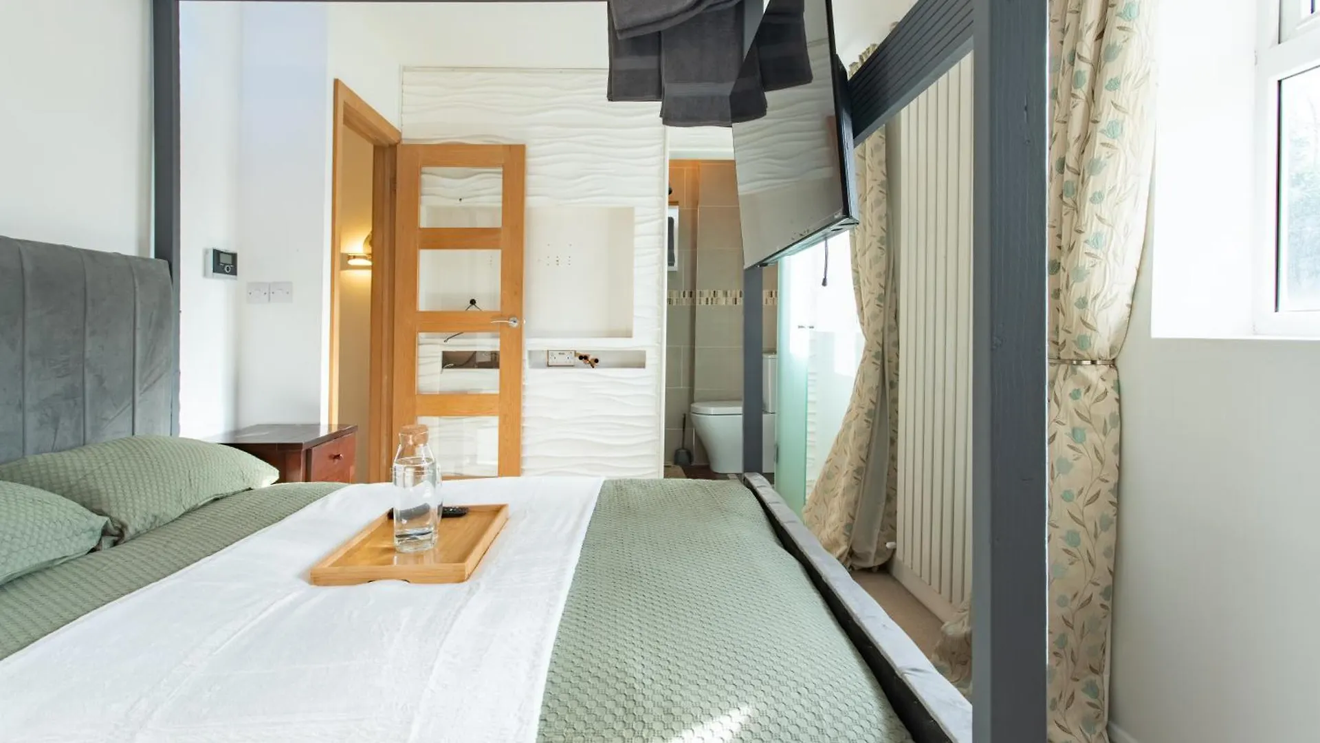 Unwind 2Bed With Garden, Sauna And Hot Tub Barking  0*, Barking (Greater London)