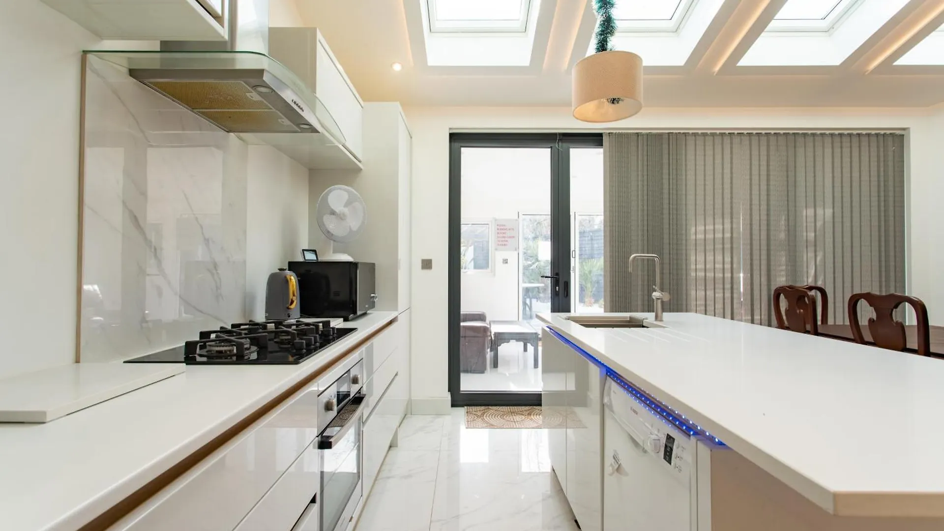 Unwind 2Bed With Garden, Sauna And Hot Tub Barking  0*, Barking (Greater London)