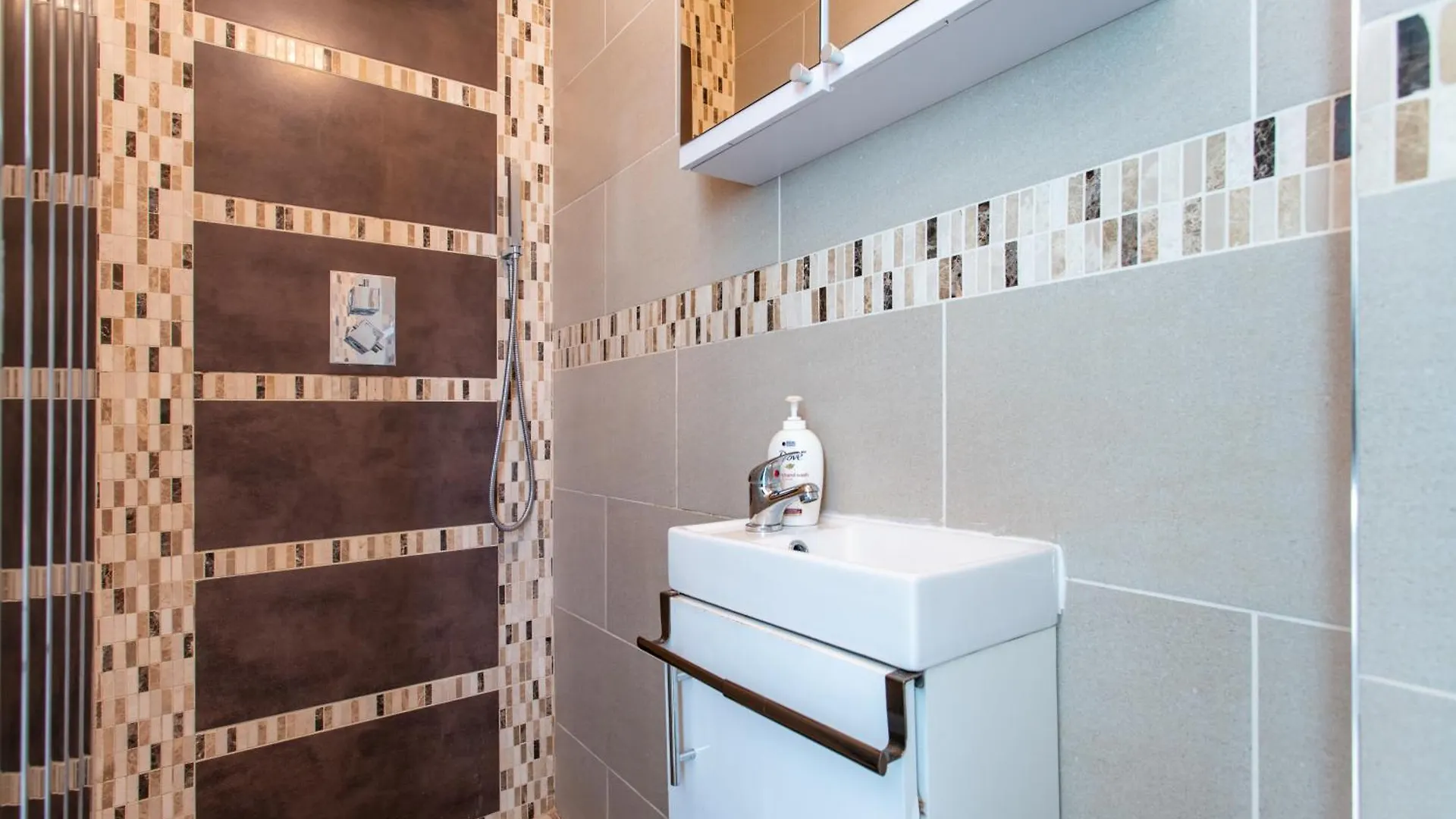 Unwind 2Bed With Garden, Sauna And Hot Tub Barking  Holiday home